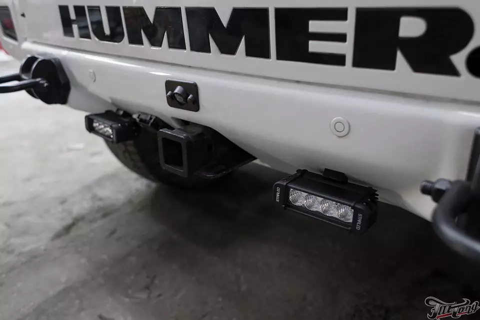 Hummer H2. Кузовной ремонт. Замена акустической системы по штатным местам.